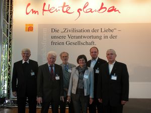 (Foto v.l.n.r.: Weihbischof Prof. Dr. Diez, R. Pfeifer, J. Gebauer, R. Frohnapfel, M. Leitschuh, Ordinariatsrat E. Gurk)